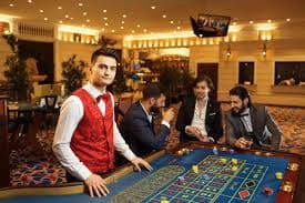 Platform slot235 menampilkan antarmuka dashboard dengan pasar taruhan, permainan slot, dan meja live dealer